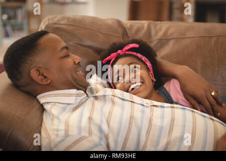 Felice americano africano padre e figlia rilassante sul divano e guardando ogni altro Foto Stock