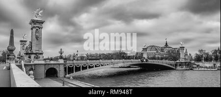 Moody cityscape panorama con Pont ponte Alexandre III e la Senna a Parigi in Francia in bianco e nero il trattamento Foto Stock
