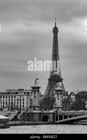 Moody cityscape con Pont ponte Alexandre III, Senna e dalla Torre Eiffel a Parigi in Francia in bianco e nero Foto Stock