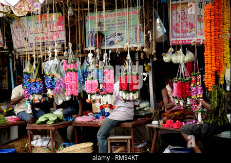 Il mercato dei fiori ghirlande a Matunga, Mumbai, Maharashtra, India, Asia Foto Stock