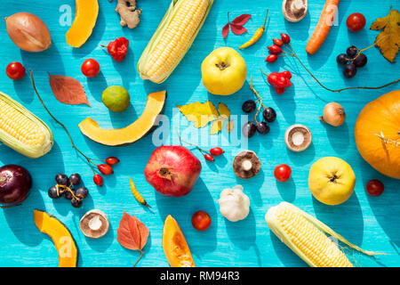 Vari tipi di frutta fresca e verdure su sfondo blu Foto Stock