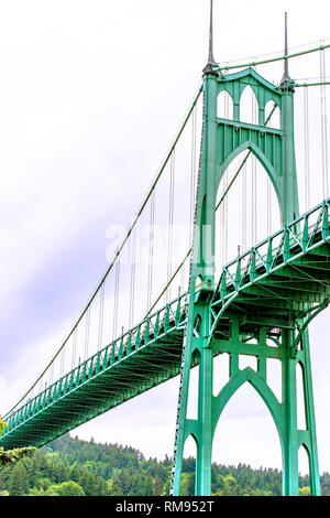 Alta Fune ad arco supporto di stile gotico trasporti lunghi St Johns ponte con windows nella parte superiore e le smagliature che supportano il ponte acro Foto Stock