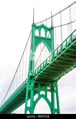 Alta Fune ad arco supporto di stile gotico trasporti lunghi St Johns ponte con windows nella parte superiore e le smagliature che supportano il ponte acro Foto Stock