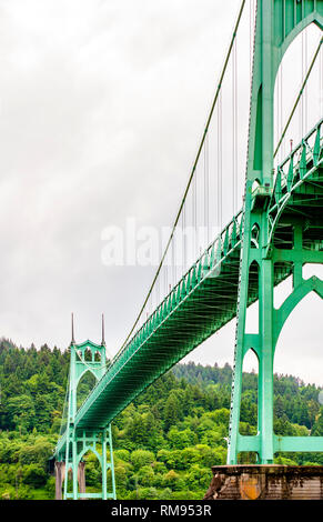 Alta Fune ad arco supporto di stile gotico trasporti lunghi St Johns ponte con windows nella parte superiore e le smagliature che supportano il ponte acros Foto Stock