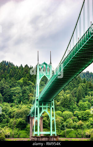 Alta Fune ad arco supporto di stile gotico trasporti lunghi St Johns ponte con windows nella parte superiore e le smagliature che supportano il ponte acros Foto Stock