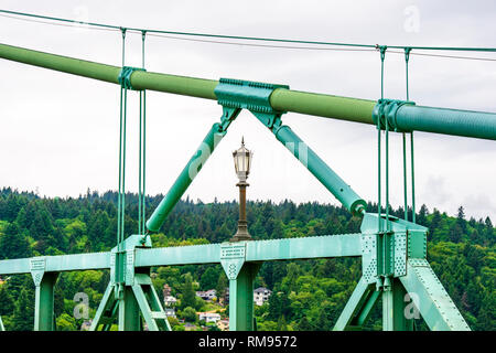 Famoso ad arco gotico supporto corda di un lungo trasporto a traliccio St Johns ponte con windows nella parte superiore e le smagliature che supportano il ponte acr Foto Stock