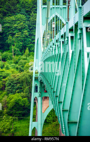 Famoso ad arco gotico supporto corda di un lungo trasporto a traliccio St Johns ponte con windows nella parte superiore e le smagliature che supportano il ponte acr Foto Stock