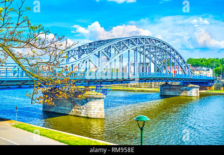 Il moderno Maresciallo Pilsudski Jozef ponte sul fiume Vistola con velocità di guida delle automobili e tram pubblici, Cracovia in Polonia. Foto Stock