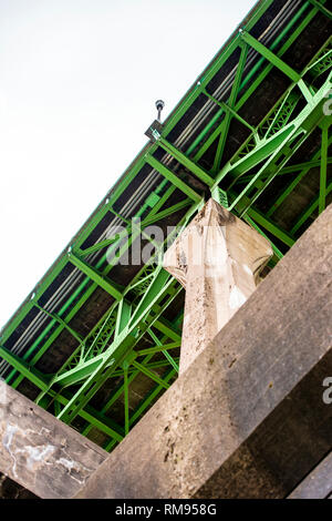 Famoso ad arco gotico supporto corda di un lungo trasporto a traliccio St Johns ponte con windows nella parte superiore e le smagliature che supportano il ponte acr Foto Stock