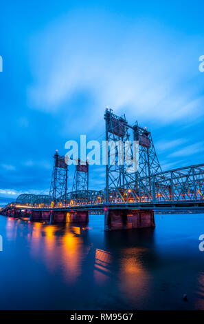 Ponte levatoio traliccio arcuata Columbia Interstate ponte sul fiume Columbia con le luci della sera con torri di sollevamento per il sollevamento della sezione a ponte per il Foto Stock