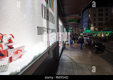 Ginevra, Svizzera - 18 novembre 2015: le decorazioni di Natale di notte. Il Natale o il giorno di Natale è un festival annuale che commemora la nascita di J Foto Stock