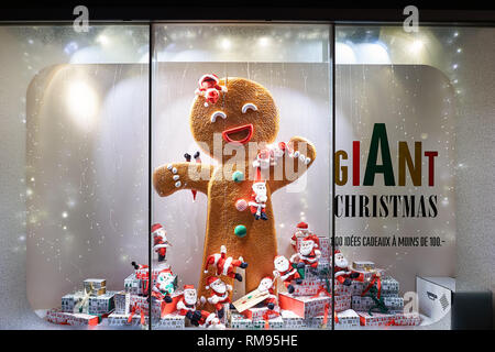 Ginevra, Svizzera - 18 novembre 2015: le decorazioni di Natale di notte. Il Natale o il giorno di Natale è un festival annuale che commemora la nascita di J Foto Stock