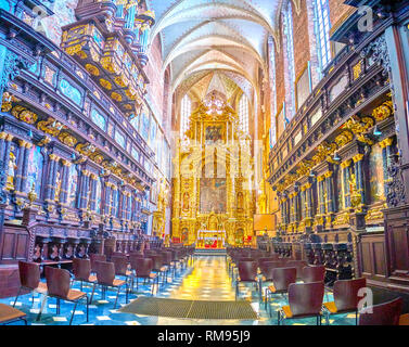 Cracovia in Polonia - Giugno 21, 2018: la bella gilden crved Altare e grande coro con sedie in fila del Corpus Christi Basilica, il 21 giugno a KRA Foto Stock