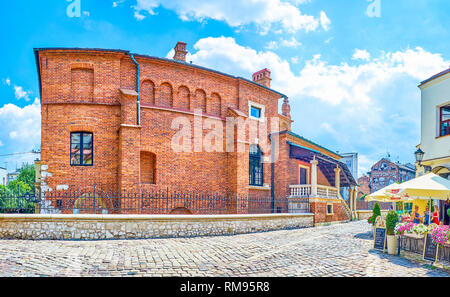 Cracovia in Polonia - 21 giugno 2018: Il bellissimo edificio medievale della vecchia sinagoga è il principale punto di riferimento nel quartiere Kazimierz di Cracovia, il 21 giugno Foto Stock