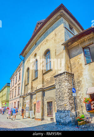 Cracovia in Polonia - 21 giugno 2018: il medievale alta sinagoga è uno dei più antichi della città, oggi consiste la grande Jewish book shop, il 21 giugno Foto Stock