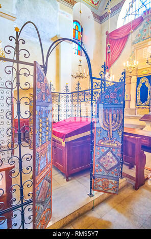 Cracovia in Polonia - 21 giugno 2018: i cancelli del contenitore bimah decorate con porte in legno verniciato con menorah, il 21 giugno a Cracovia Foto Stock