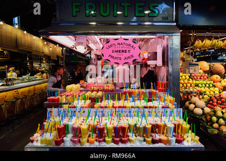 Barcellona, Spagna - 20 novembre 2015: succhi di frutta freschi presso La Boqueria a Barcellona. Il Mercat de Sant Josep de la Boqueria è un grande mercato pubblico e o Foto Stock