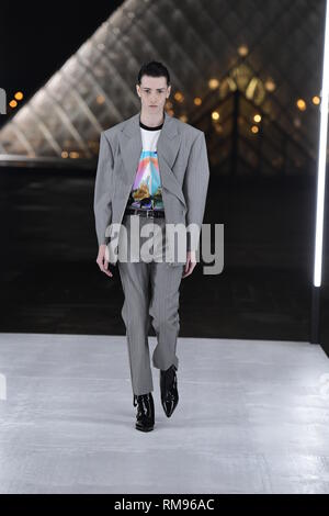 Louis Vuitton Paris Menswear S S modello maschile che indossa azzurro  camicia di seta e pantaloncini grigio cardigan legato attorno alla vita  Foto stock - Alamy