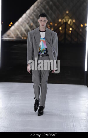 Louis Vuitton Paris Menswear S S modello maschile che indossa azzurro  camicia di seta e pantaloncini grigio cardigan legato attorno alla vita  Foto stock - Alamy