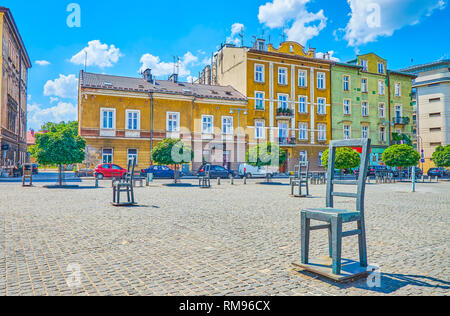 Cracovia in Polonia - 21 giugno 2018: i monumenti insoliti sul Ghetto Piazza degli Eroi dedicata alla memoria storica degli ebrei vittime nella seconda guerra mondiale, il 21 giugno a Cracovia Foto Stock