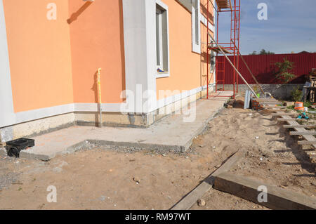 Nuova costruzione casa foundation impermeabilizzazione, impermeabilizzanti, isolamento con contrete percorso per evitare perdite di acqua per la casa parete. Foto Stock