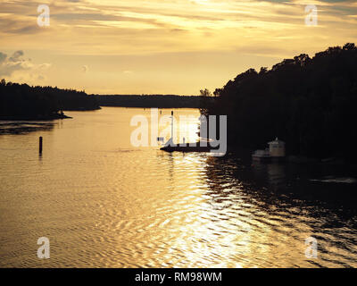 Beautiful golden sky al tramonto sul Mar Baltico nell'arcipelago di Turku, Finlandia Foto Stock