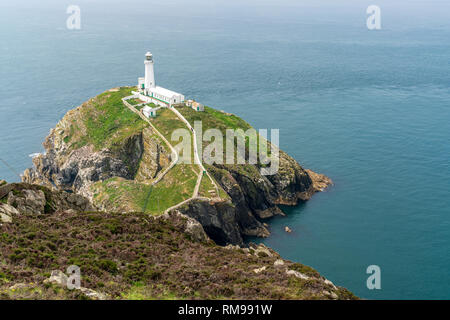 Vicino a Holyhead, Anglesey, Gwynedd, Wales, Regno Unito - Giugno 08, 2018 - Vista verso le scogliere e Sud pila faro Foto Stock