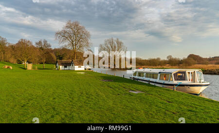 Coltishall, Norfolk, Inghilterra, Regno Unito - 07 Aprile 2018: Una narrowboat sulla riva del fiume Bure in Coltishall Foto Stock