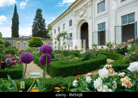 La Limonaia edificio circondato da fiori e piante presso il Giardino di Boboli di Firenze, Italia. Foto Stock