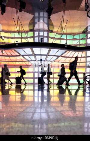 I passeggeri del trasporto aereo, gente che passeggia, luci al neon installazione d arte da Michael Hayden, tunnel pedonale, Chicago O'Hare International Airport Terminal, STATI UNITI D'AMERICA Foto Stock