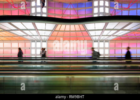 Passeggeri aerei persone a piedi installazione artistica, Michael Hayden, Helmut Jahn tunnel pedonale Chicago o'Hare International Airport Terminal. Foto Stock