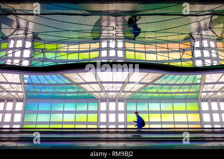 Passeggeri aerei, una persona che cammina, luci al neon installazione artistica, Michael Hayden, tunnel pedonale, Chicago o'Hare International Airport Terminal, Stati Uniti Foto Stock