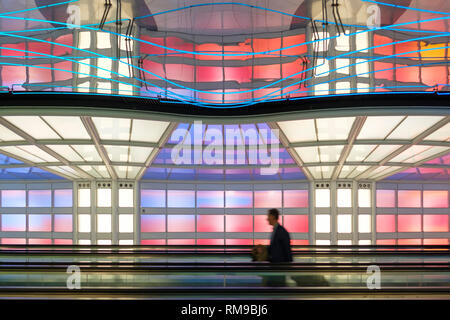 Air Passenger, imprenditore e colorati di luci al neon installazione d arte da Michael Hayden, tunnel pedonale, Chicago O'Hare International Airport Terminal Foto Stock