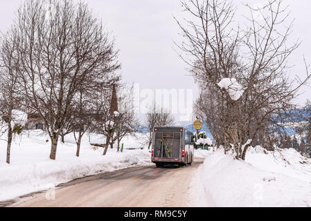 Austrian ski bus alla regione Schladming-Dachstein, massiccio Dachstein, Liezen District, Stiria, Austria, Europa Foto Stock