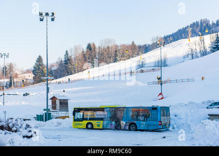 L'uomo ski bus alla regione sciistica di Schladming Dachstein - Hauser Kaibling con mountain in background. Ski Amade, Liezen District, Stiria, Austria, Europa Foto Stock