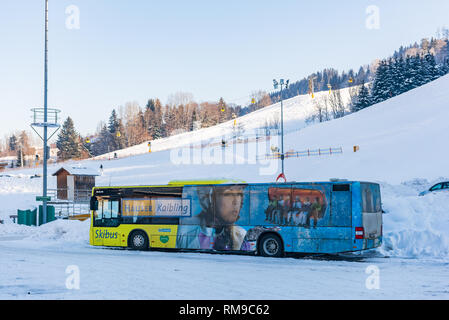 L'uomo ski bus alla regione sciistica di Schladming Dachstein - Hauser Kaibling con mountain in background. Ski Amade, Liezen District, Stiria, Austria, Europa Foto Stock