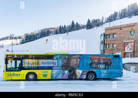 L'uomo ski bus alla regione sciistica di Schladming-Dachstein - Hauser Kaibling, Ski Amade, massiccio Dachstein, Liezen District, Stiria, Austria, Europa Foto Stock