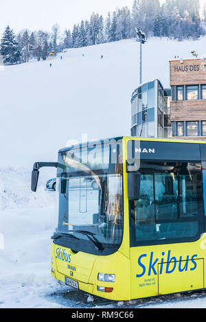 L'uomo ski bus alla regione sciistica di Schladming-Dachstein - Hauser Kaibling, Ski Amade, massiccio Dachstein, Liezen District, Stiria, Austria, Europa Foto Stock