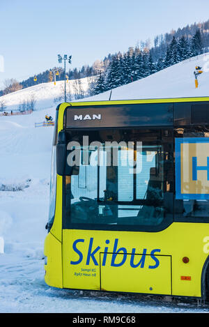 L'uomo ski bus alla regione sciistica di Schladming-Dachstein - Hauser Kaibling, Ski Amade, massiccio Dachstein, Liezen District, Stiria, Austria, Europa Foto Stock