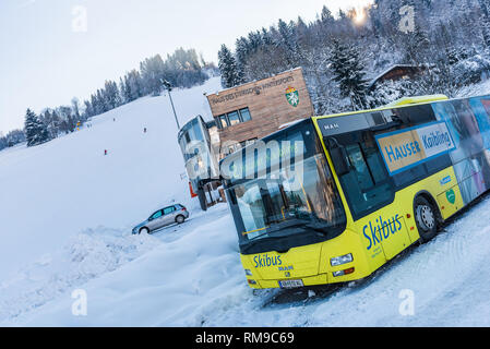 L'uomo ski bus alla regione sciistica di Schladming-Dachstein - Hauser Kaibling, Ski Amade, massiccio Dachstein, Liezen District, Stiria, Austria, Europa Foto Stock