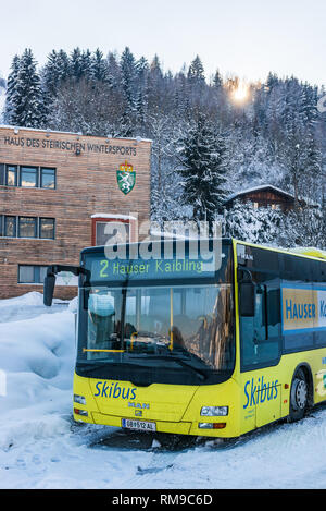 L'uomo ski bus alla regione sciistica di Schladming-Dachstein - Hauser Kaibling, Ski Amade, massiccio Dachstein, Liezen District, Stiria, Austria, Europa Foto Stock