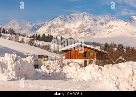 Austrian fermata bus, segno regione sciistica di Schladming-Dachstein, massiccio Dachstein, Liezen District, Stiria, Austria, Europa Foto Stock