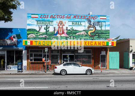 Una macchina parcheggiata fuori un colorato ristorante messicano sulla SW 8th street a Miami in Florida. Foto Stock