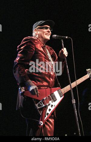 Cheap Trick chitarrista Rick Nielson è mostrato peforming 'live' in concerto durante un concerto aspetto. Foto Stock