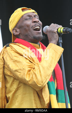 Il giamaicano reggae cantante, musicista e attore, Jimmy Cliff è mostrato esibirsi sul palco durante 'live' aspetto di concerto. Foto Stock