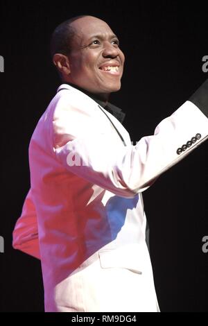 R&B e soul cantante Freddie Jackson è mostrato esibirsi sul palco durante un 'live' aspetto di concerto. Foto Stock