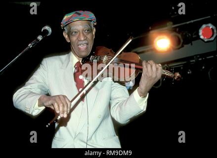 Il violinista Papa John Creach del Jefferson Airplane è mostrato esibirsi sul palco durante un 'live' aspetto di concerto. Foto Stock