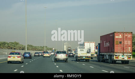 Dubai, Emirati Arabi Uniti - 5 Dic, 2018. Autostrada a Dubai, UAE. Dubai è il più grande e popolosa città negli Emirati Arabi Uniti (EAU). Foto Stock