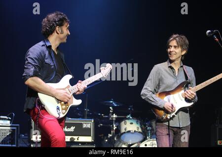 Chitarristi Dweezil Zappa e Eric Johnson sono mostrati esibirsi sul palco durante un 'live' arresto di concerto sulla "Esperienza di Jimi Hendrix' tour a Waterbury, Connecticut. Foto Stock