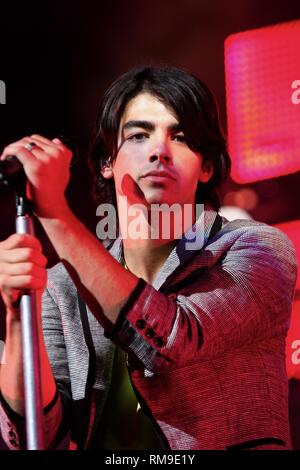 Cantante Joe Jonas dei Grammy-nominato Jonas Brothers è mostrato esibirsi sul palco durante un 'live' aspetto di concerto. Foto Stock